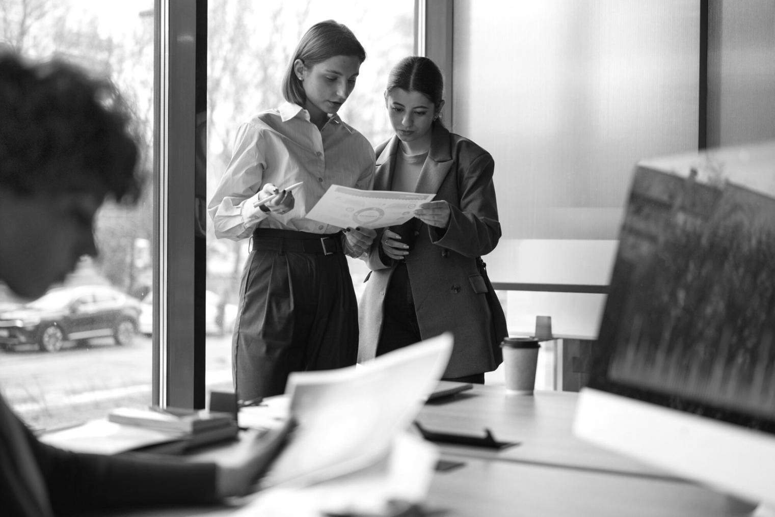 Teilnehmer arbeitet mit digitalen Finanztools und Budgetplanungsunterlagen